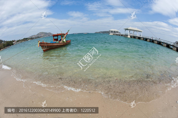海灘上的漁夫船