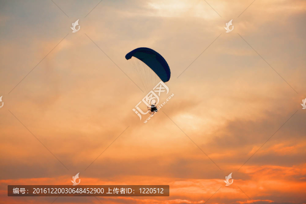 滑翔傘的天空上自由的感覺