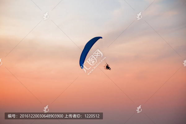 滑翔傘的天空上自由的感覺