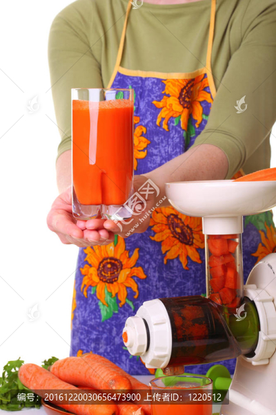 女人準備榨汁機和carrot