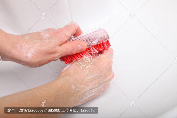 女人在浴室洗肥皂洗手