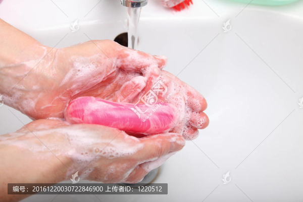 女人在浴室洗肥皂洗手