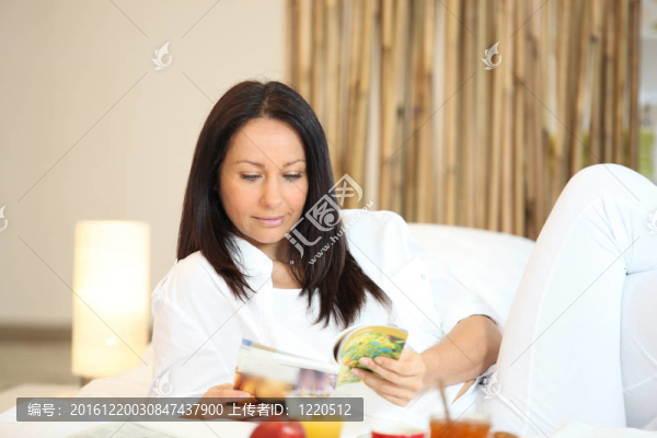 女人在早餐時看雜志
