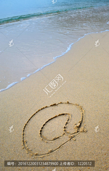 海灘上的電子郵件符號