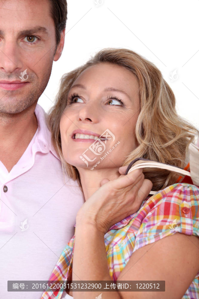 妻子看著丈夫