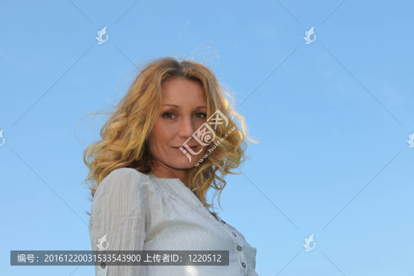 金發(fā)女人
