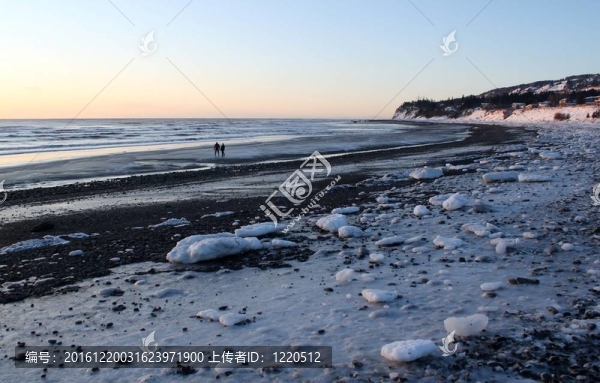 冰冷的阿拉斯加海灘黃昏