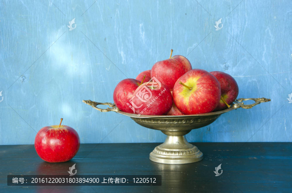 舊花瓶里的紅蘋果