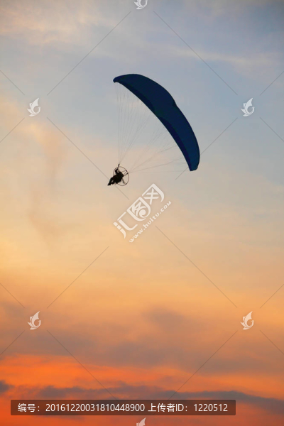 滑翔傘的天空上自由的感覺