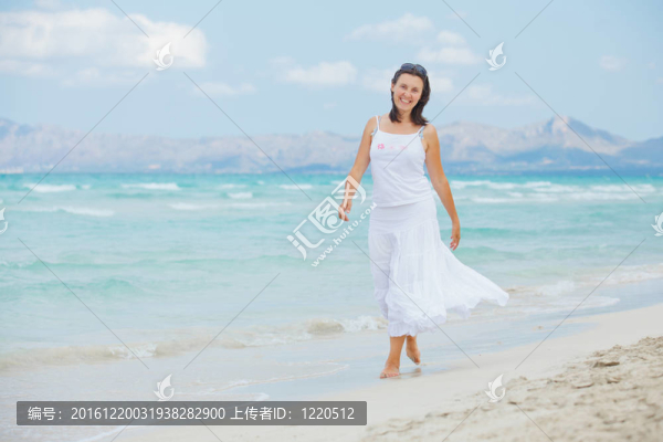 靠近海邊的年輕女子。