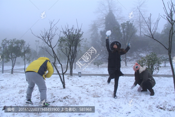 打雪仗