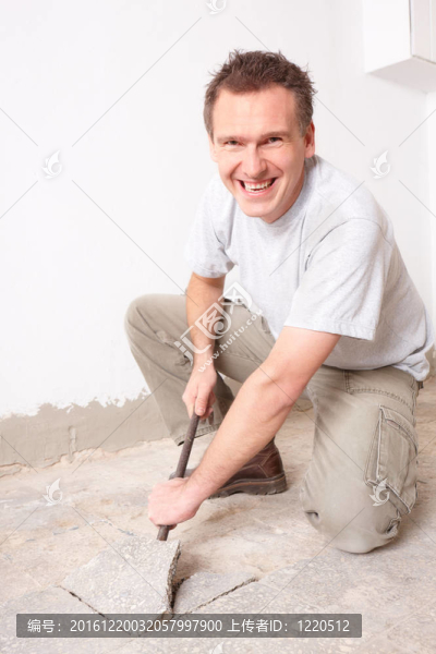 手工工人拆卸舊地板