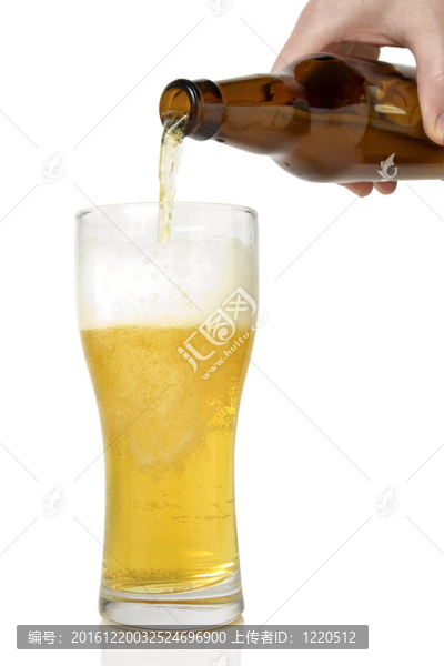 啤酒從瓶中倒入玻璃杯