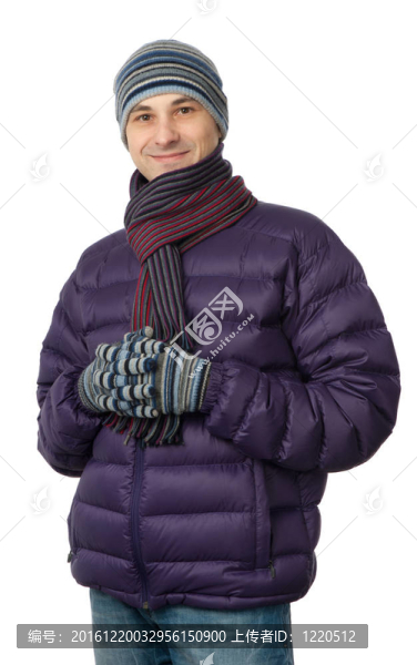 年輕英俊男子在冬季夾克和圍巾