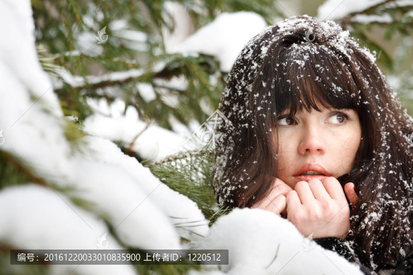 一個(gè)年輕的女孩在她的頭發(fā)雪