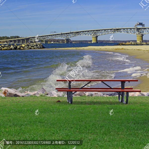 在一個夏日，沿著巖石林立的海岸約克沙灘為背景，你的文字里喬治P科爾曼橋的野餐桌。