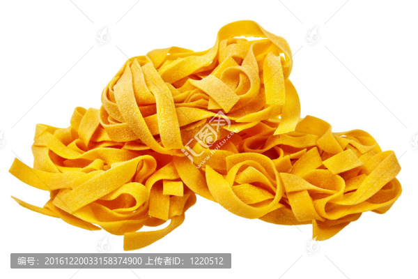 意大利面食準備在白色背景下分離。