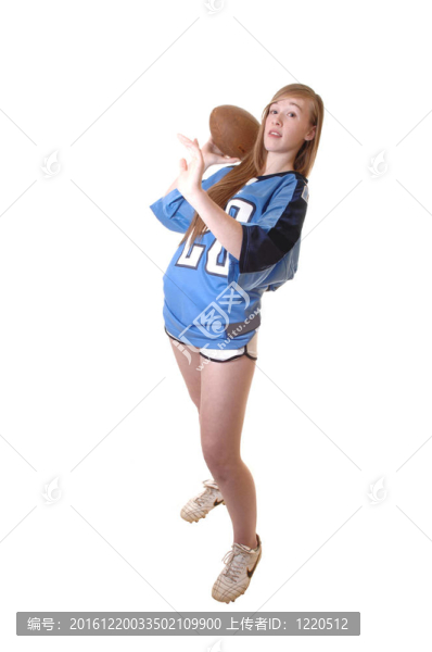 女孩踢足球。