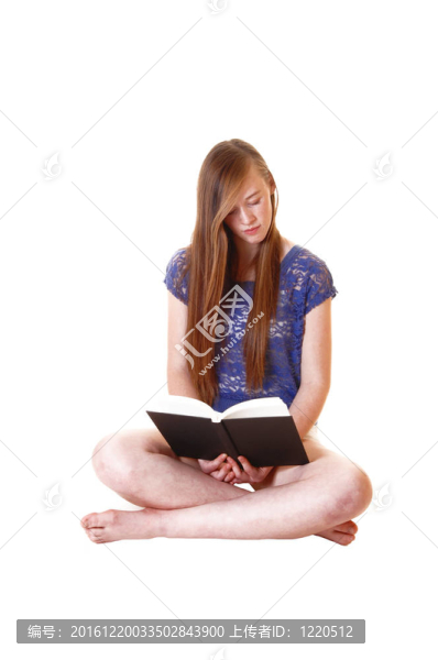 女孩讀書。