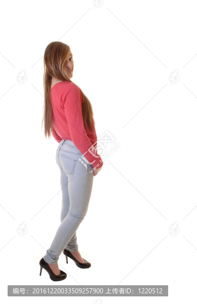 穿牛仔褲和毛衣的女孩。