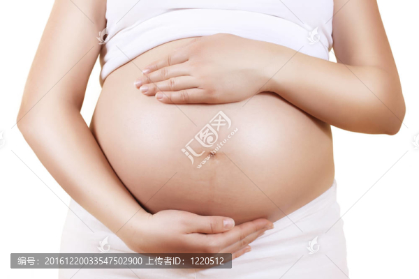 抱著肚子的孕婦