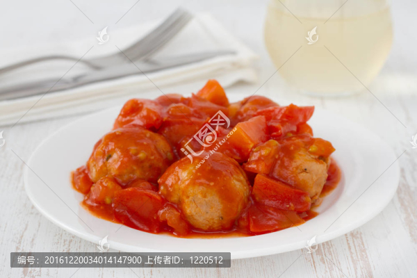 火雞肉丸番茄醬在盤子上
