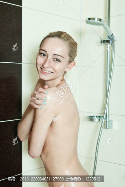 女人正在洗澡和放松