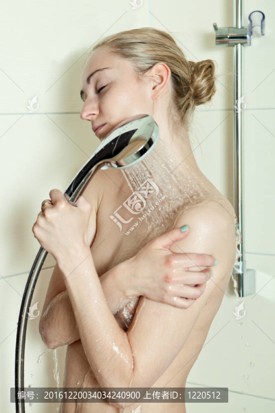 女人正在洗澡和放松