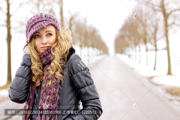 冬天外的女人在寒冷的雪地里