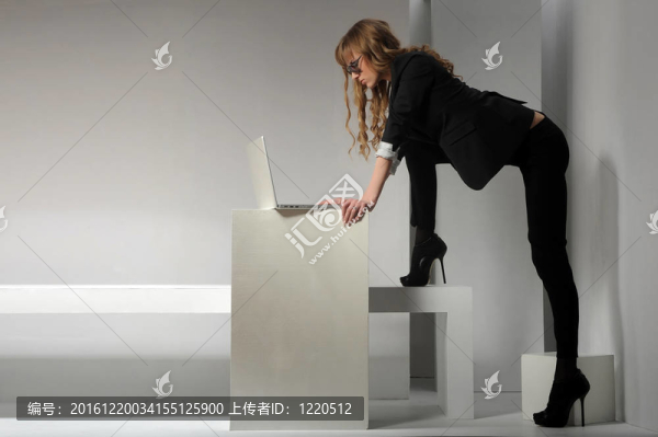 女孩用的筆記本電腦
