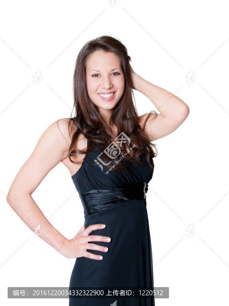 一個穿著黑色連衣裙的漂亮女人的畫像