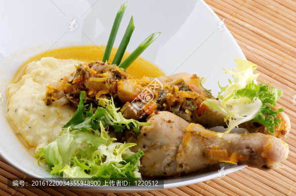 烤雞腿配土豆泥；蔬菜炒蔬菜