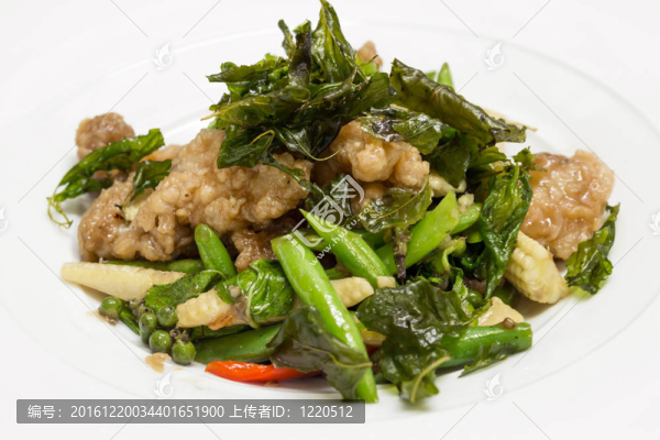 鍋炸雞與胡椒；長豆；小玉米和熱