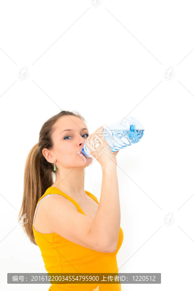 年輕女子飲用水