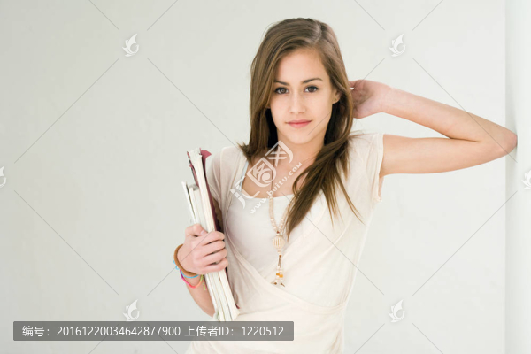 年輕漂亮的黑發(fā)女生。