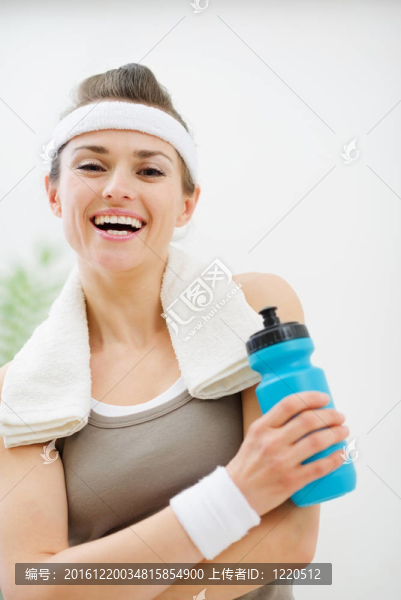 幸福健身女人用毛巾抱著奶瓶抱著娃