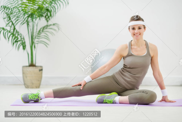 健身女子健身操