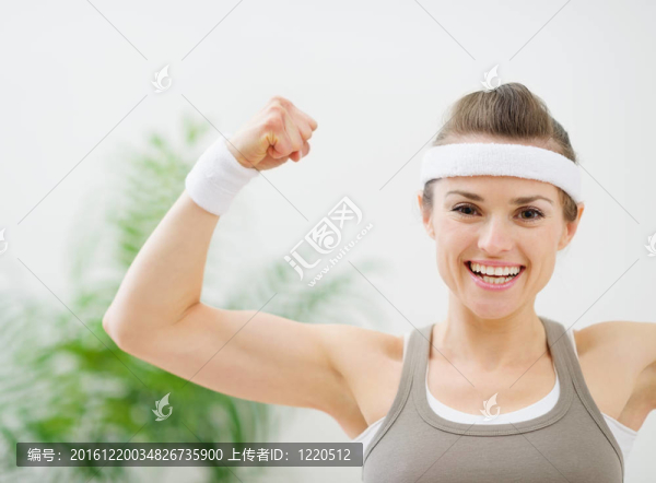 快樂的女孩展示肱二頭肌運動