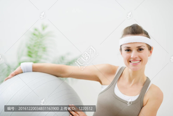 微笑女子抱健身球