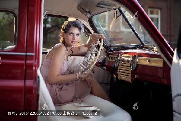 老爺車中的女人
