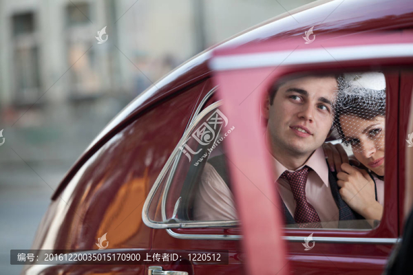 老式轎車(chē)中的漂亮情侶