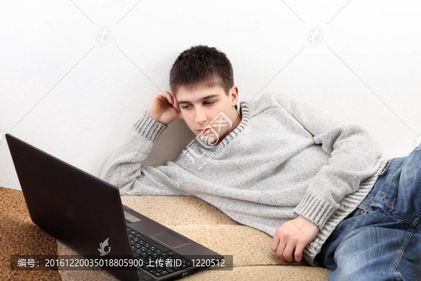 帶筆記本的年輕人