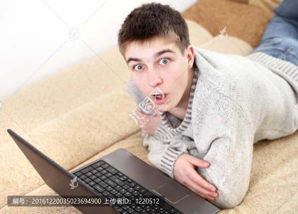 帶著筆記本的少年