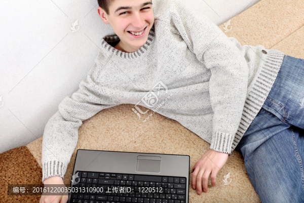 帶筆記本的年輕人