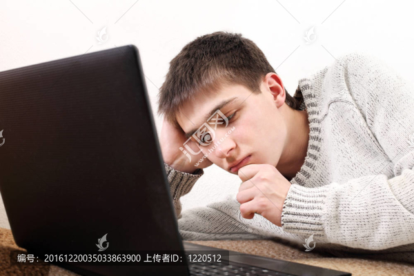 帶筆記本的年輕人