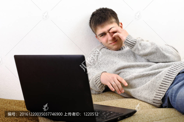 帶筆記本的年輕人