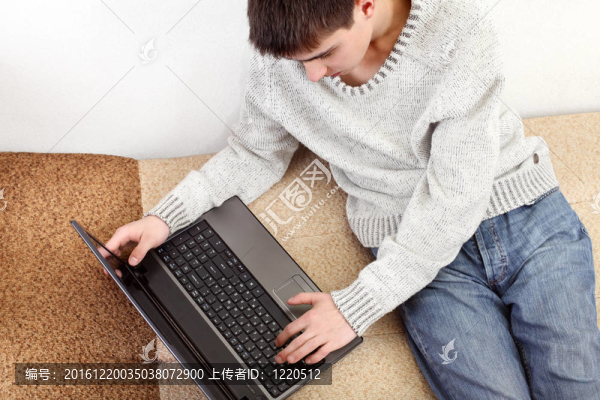 帶筆記本的年輕人