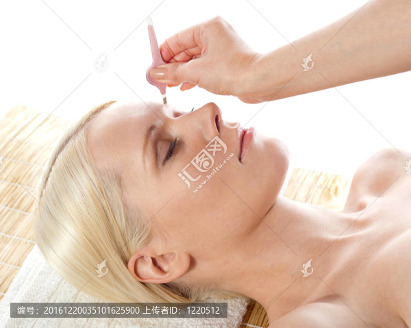 放松女性做她的化妝