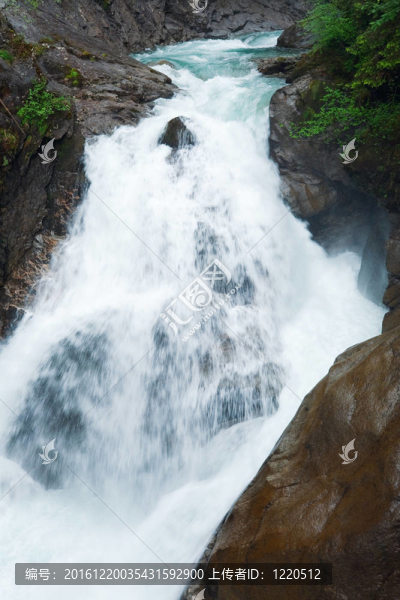 阿爾卑斯瀑布夏景