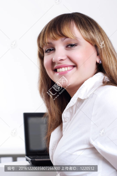 年輕的女人筆記本業(yè)務